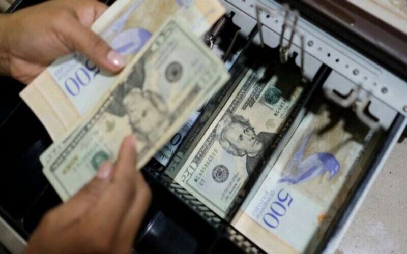 En Venezuela circula el dólar en efectivo de igual manera que el bolívar.