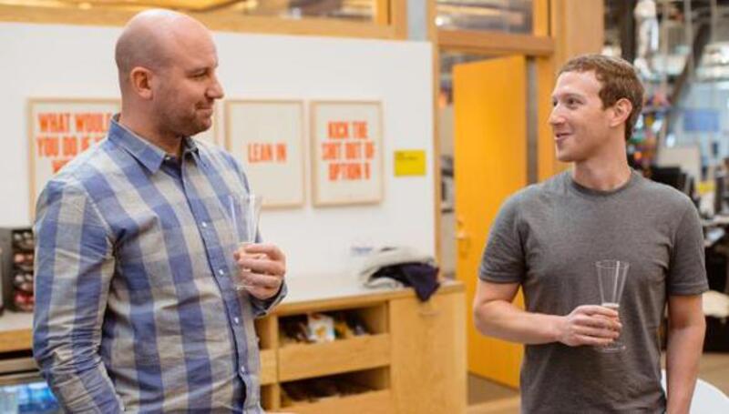 Andrew “Boz” Bosworth (i) y Mark Zuckerberg (d) en las oficinas de Facebook Inc.