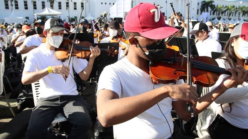 Jóvenes que participaron en el Record Guinness del Sistema de Orquestas de Venezuela.