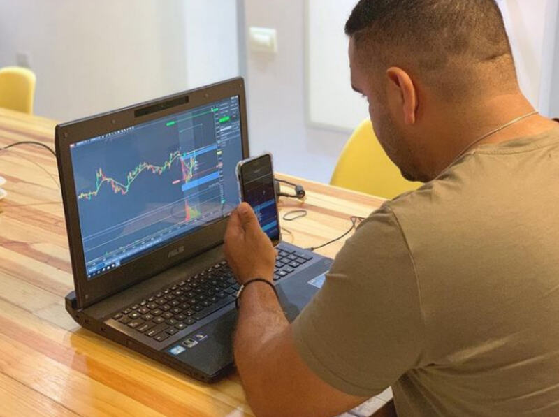 Su trabajo en trading se pude ver a través de su cuenta Instagram. 