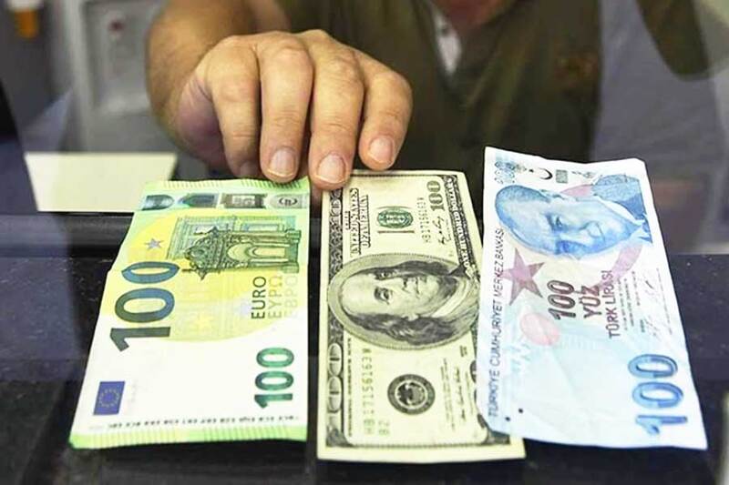 Turcos buscan refugio en otras monedas ante caída de la Lira Turca.