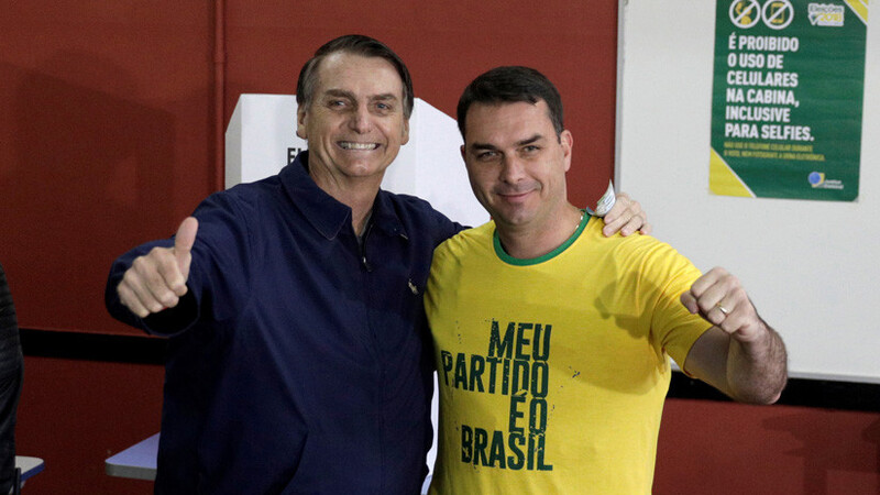 El senador Flávio Bolsonaro y su padre, el presidente Jair Bolsonaro, estarían a favor de la ley.