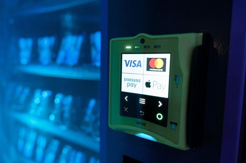 Esta máquina funciona con tarjetas de crédito o débito en USD.