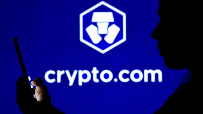 Crypto.com suspende retiros de dos monedas estables en Solana.