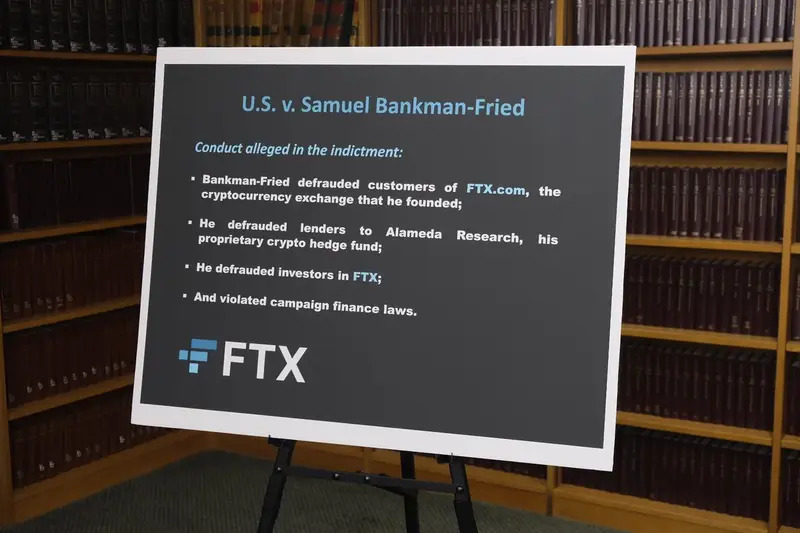 Diapositiva presentada por Damian Williams con acusaciones contra FTX y Sam Bankman-Fried.