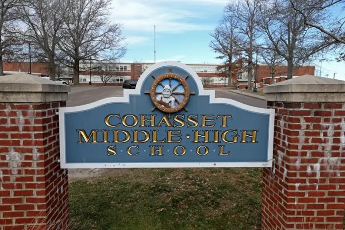 Un ex empleado de la Cohasset Middle High School operaba un centro de minería ilegal en la institución.